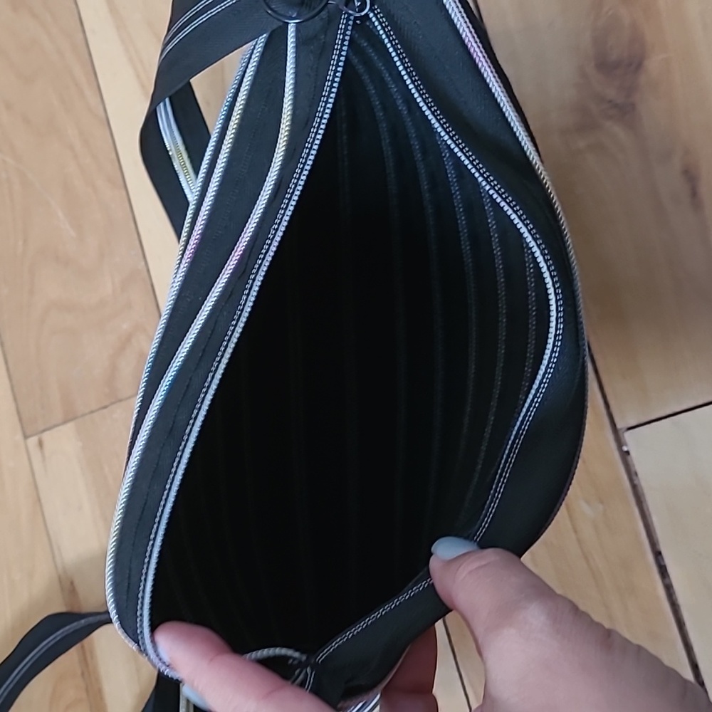 ZIP IT CROSSBODY BAG - Picture 3 of 4